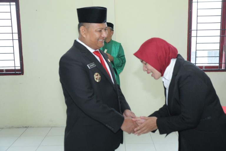 Wabub Asahan Lantik 2 Pejabat Disdukcapil