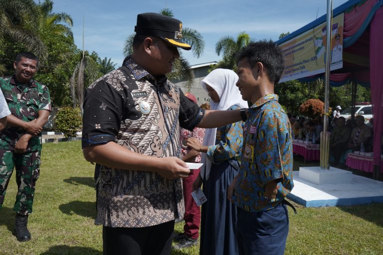 Wabup Asahan Serahkan BPJS Kesehatan Gratis dan KIP di 8 Kecamatan