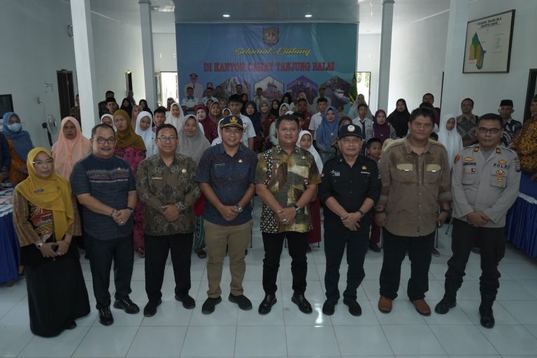 Wabup Asahan Serahkan Kartu BPJS Gratis dan KIP di 4 Kecamatan