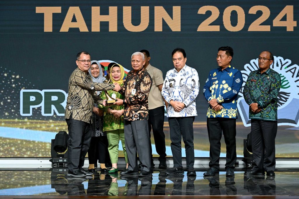 Wagub Sumut Surya Serahkan Penghargaan Lingkungan Hidup 2024