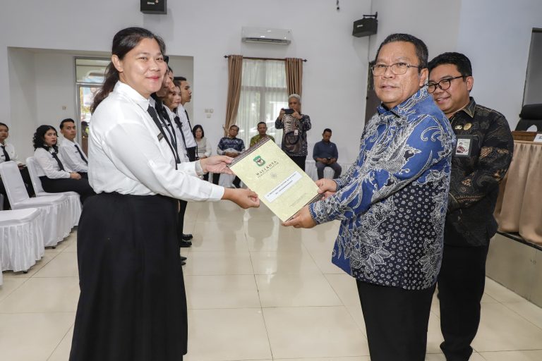 Walkot Wesly dan Kakan Regional IV BKN Medan Serahkan SK Soal Pengangkatan CPNS