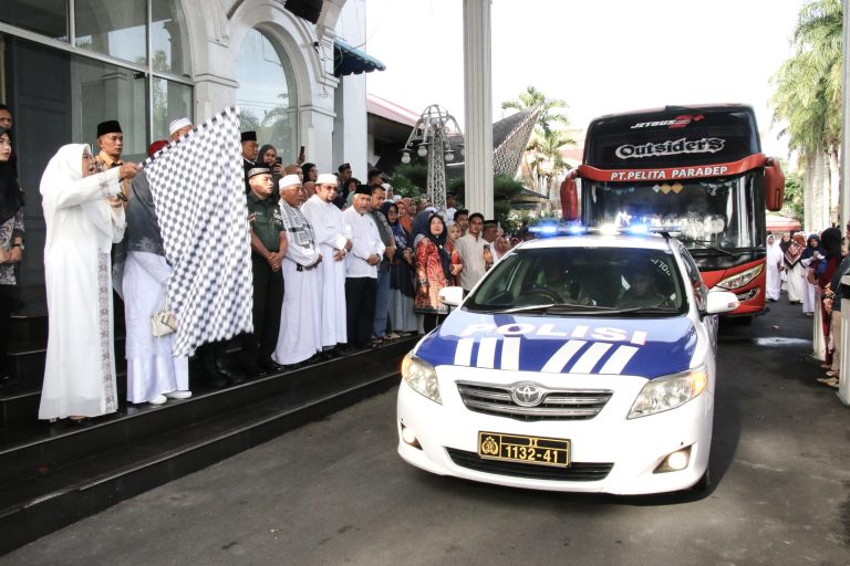 Wawalkot Herlina Bersama Forkopimda Lepas Keberangkatan 111 Calon Haji Kota Siantar