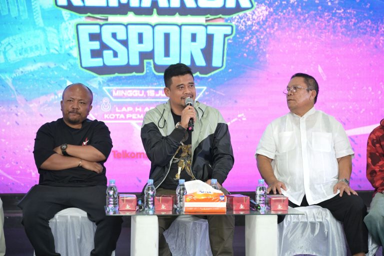 Bobby Nasution Ikuti Fun Match Mobile Legend dengan Pro Player