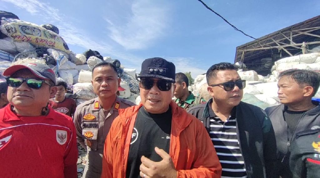 Bupati Sujiwo Tegur Keras Pemilik Penampungan Barang Bekas