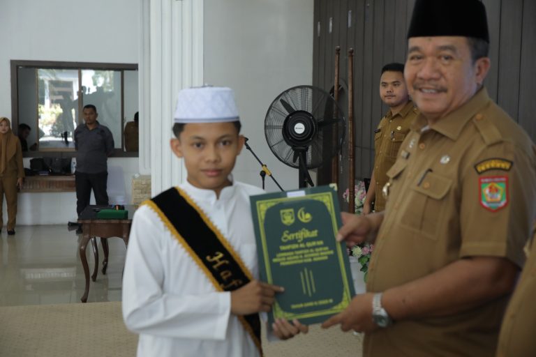 Bupati Taufik Wisuda 48 Orang Santri Lembaga Tahfidz Al-Qur'an Pemkab Asahan