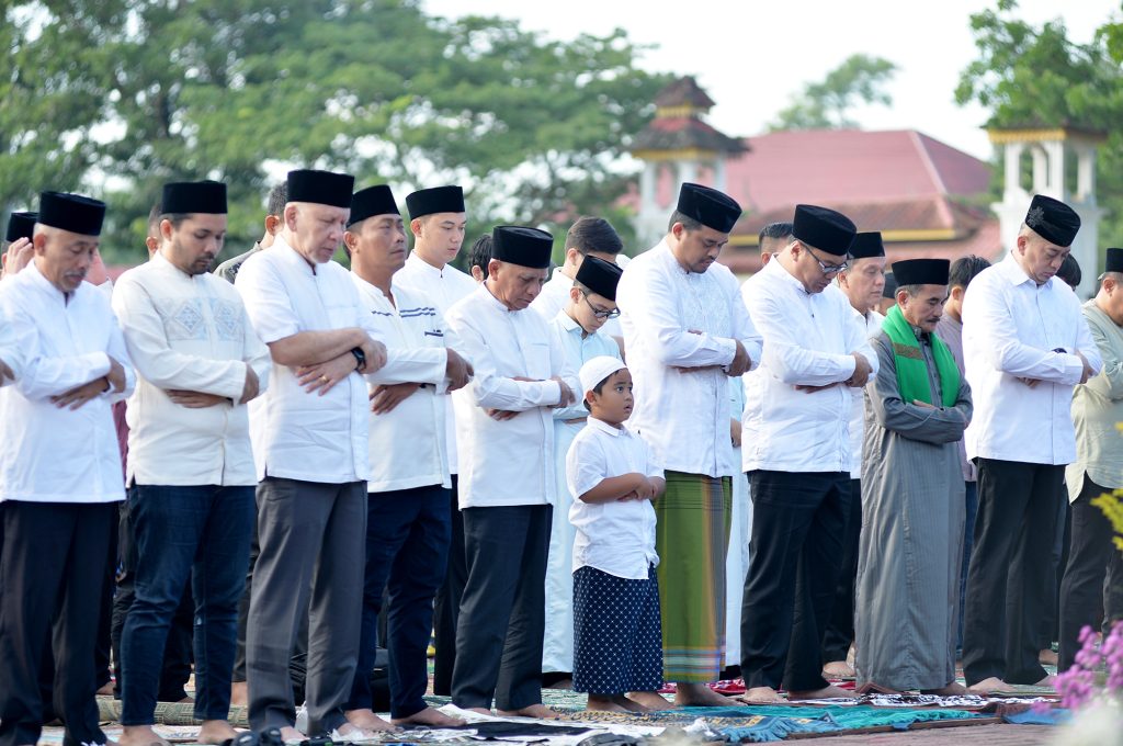 Gubernur Sumut dan Wagub Surya Salat Iduladha 1446 H Bersama Ribuan Masyarakat Deliserdang