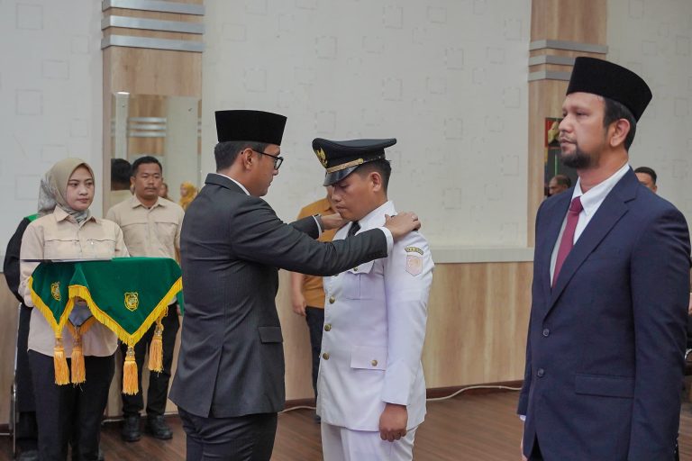 Rico Waas Lantik 4 Pejabat Administrator