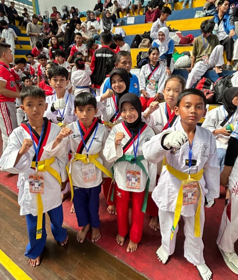 SDN 04 Tayan Hilir Borong Delapan Medali di Kalbar Taekwondo