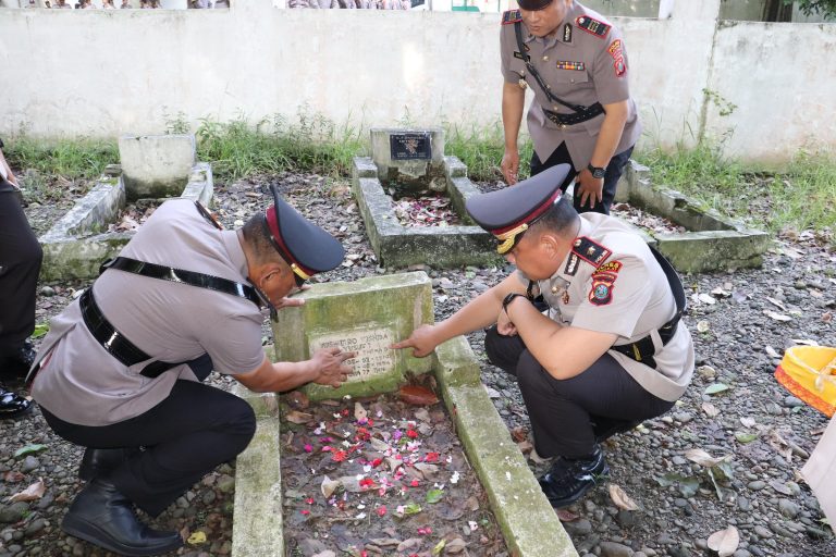 Sambut HUT Bhayangkara ke 79, Polres Langkat Ziarah