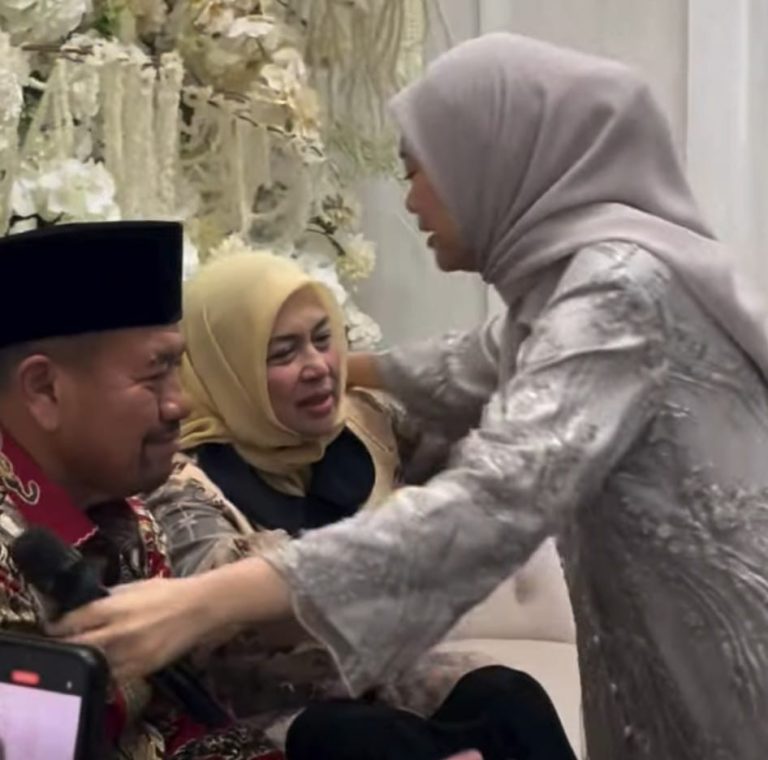 Suasana Haru Saat Putri Kedua Baharuddin Siagian Mohon Izin Menikah