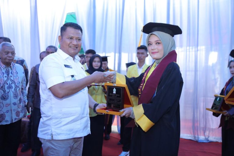 Wabup Rianto Hadiri Wisuda Sarjana dan Pascasarjana UNA
