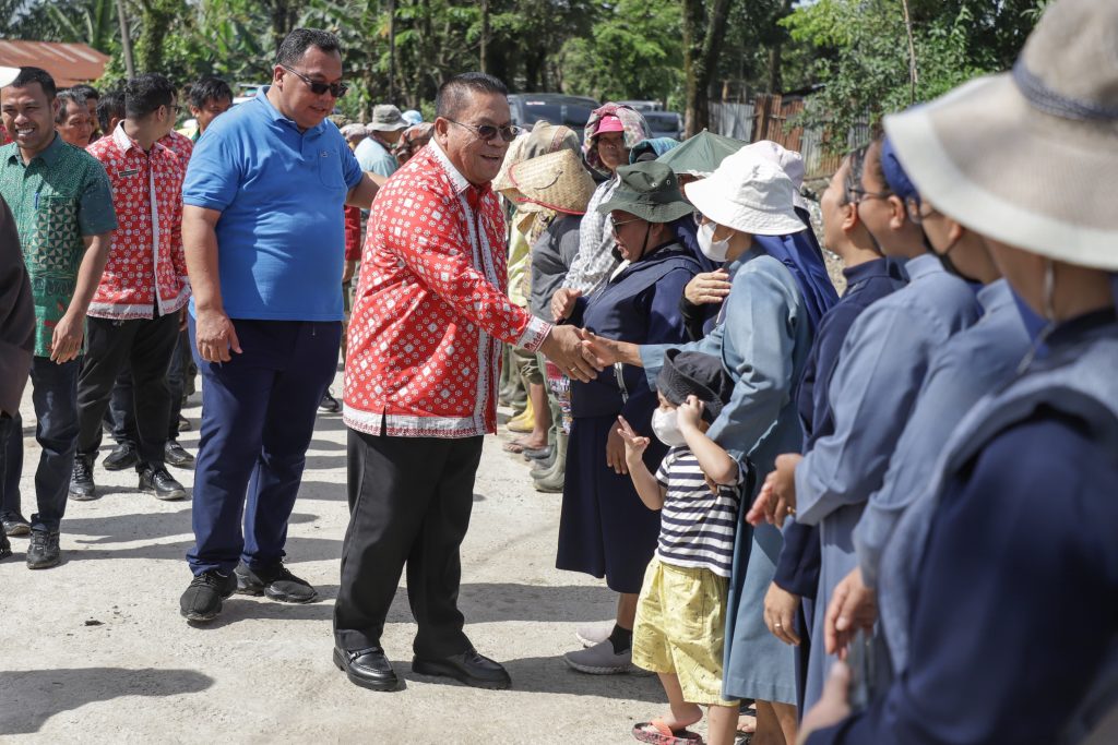 Wakot Wesly Hadiri Penyerahan dan Penyiraman Eco Enzyme di TPA Tanjung Pinggir