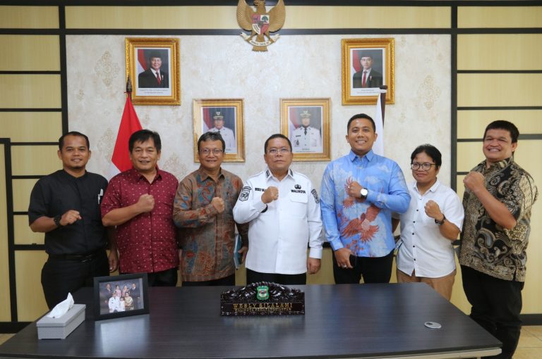 Walkot Wesly Sambut Sekjen GKPS Pdt Dr Paul Ulrich Munthe di Kantor Dinas