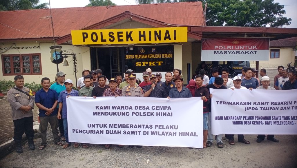 Warga Desa Cempa Gelar Orasi Di Polsek Hinai