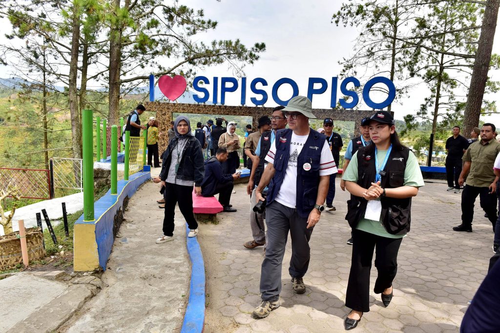 Asesor Terkesan Melihat Peninggalan Gunung Toba dari Materi Hingga Budaya