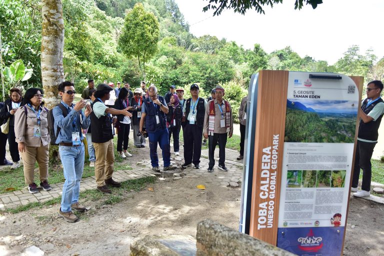 Asesor UNESCO Kaldera Toba Geopark Berkunjung ke Geosite Taman Eden