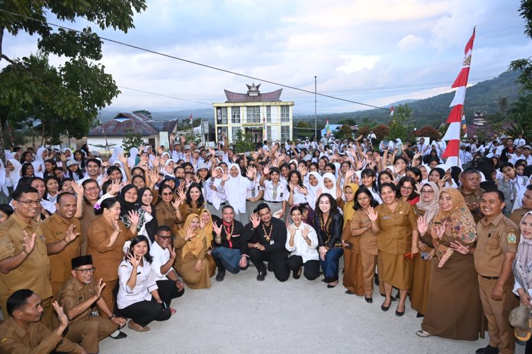 Bobby Nasution Bersama Ketua PKK Kahiyang Ayu Tinjau Fasilitas SMA Negeri 1 Salak