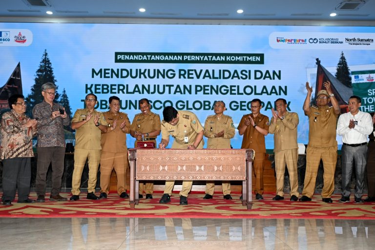 Bobby Nasution Bersama Tujuh Kepala Derah se-Kawasan Danau Toba