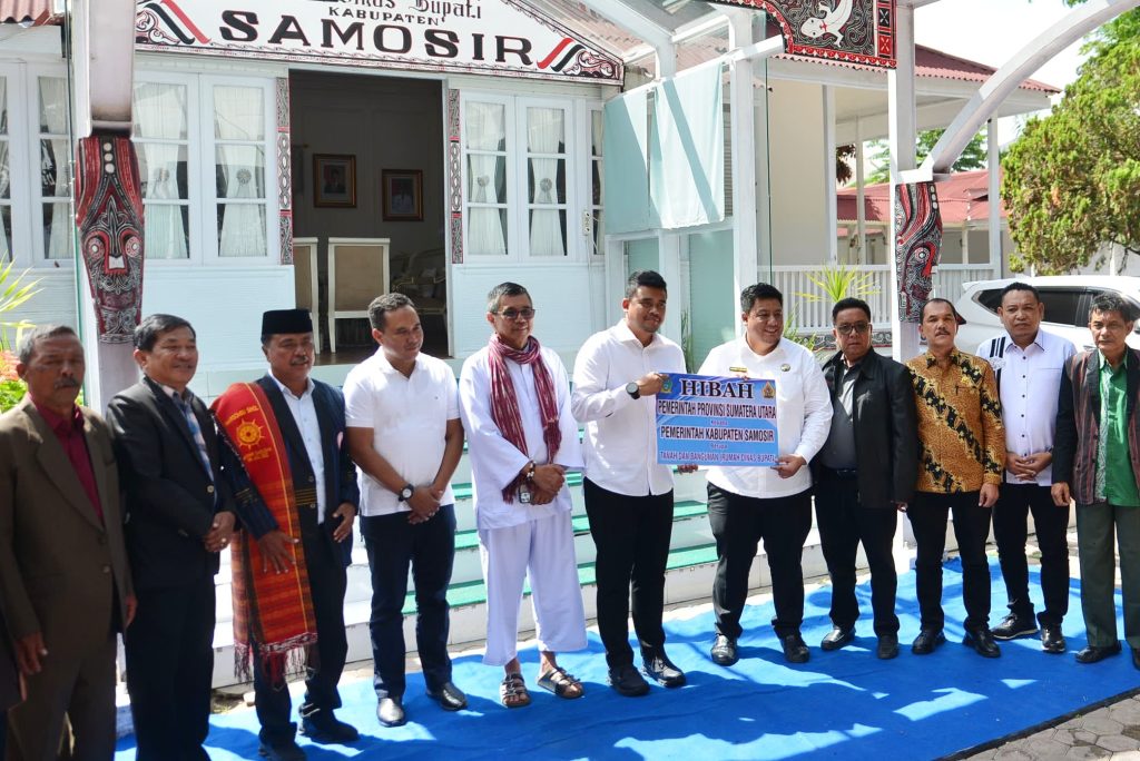 Bobby Nasution Serahkan Aset Bangunan Rumah Dinas ke Pemkab Samosir
