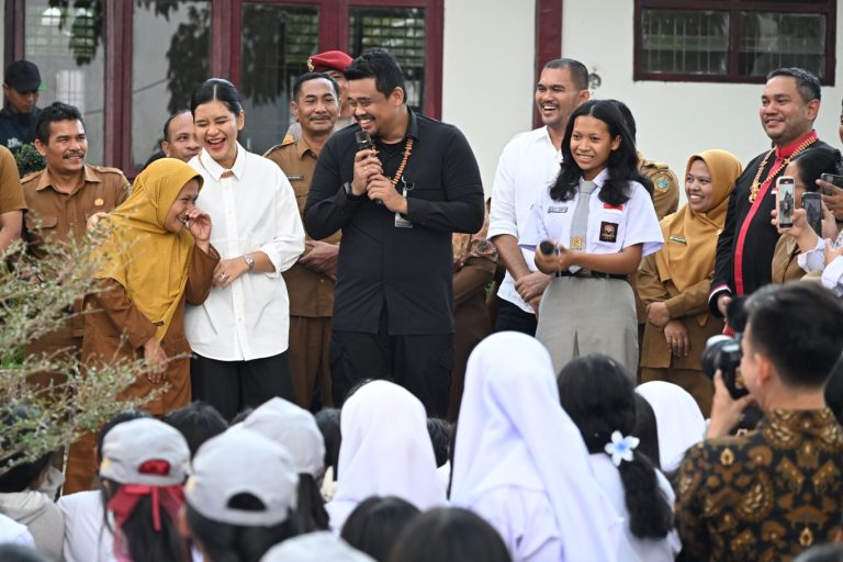 Bobby Nasution bersama Kahiyang Ayu Bikin Siswa SMAN I Salak Bahagia