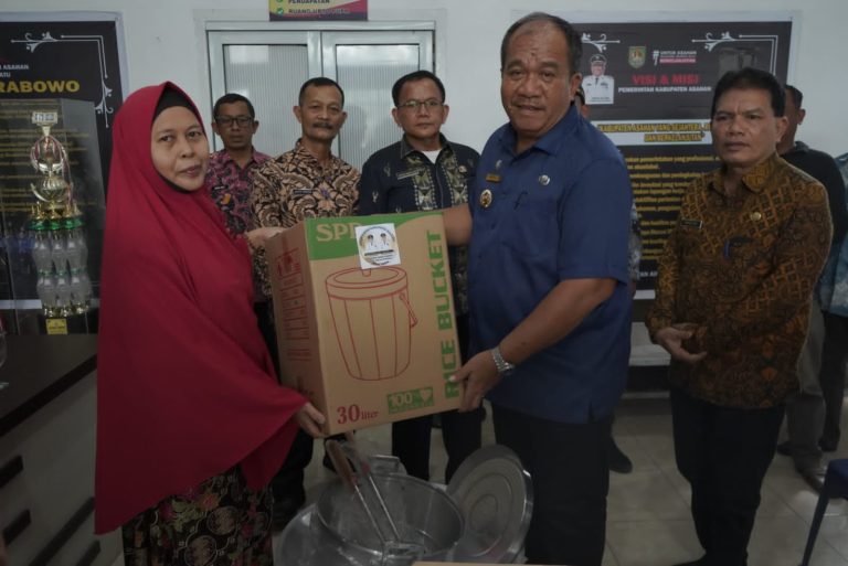 Bupati Asahan Serahkan Bantuan Sosial Kepada Masyarakat