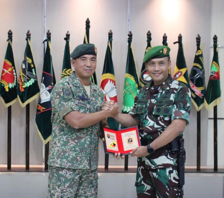 Danrem 121Abw Brigjen TNI Purnomosidi Terima Cinderamata