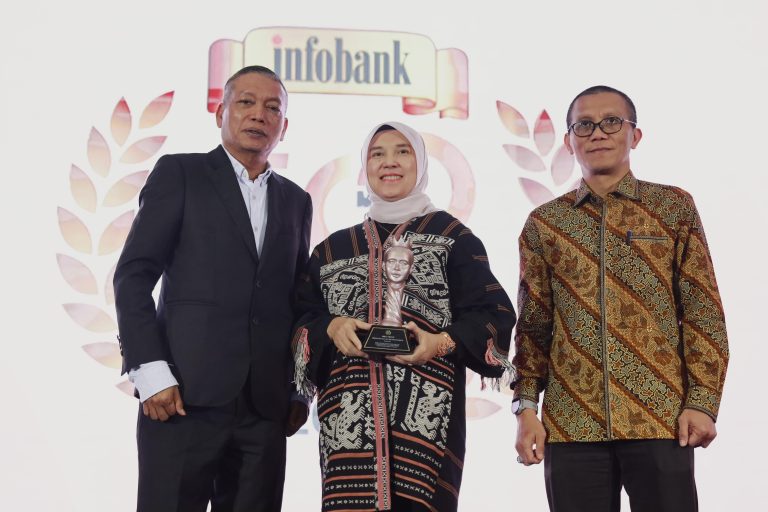 Direktur Keuangan dan TI Bank Sumut Raih Penghargaan