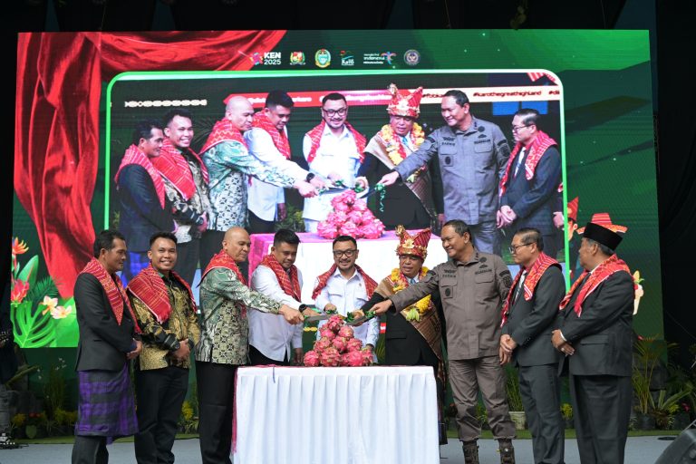 Gubernur Sumut Buka Festival Pesta Bunga dan Buah Tanah Karo 2025