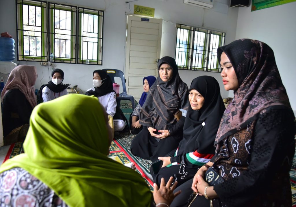 Ikatan Keluarga DPRD Medan Bantu Korban Kebakaran di Kelurahan Kesawan