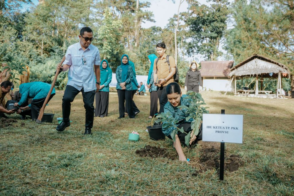 Kahiyang Ayu Tanam Pohon di Tahura