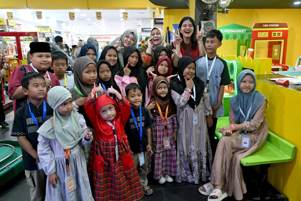 Kahiyang Ayu Traktir Anak-anak Yatim Berbelanja Baju hingga Sepatu Baru