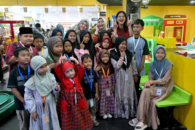 Kahiyang Ayu Traktir Anak-anak Yatim Berbelanja Baju hingga Sepatu Baru