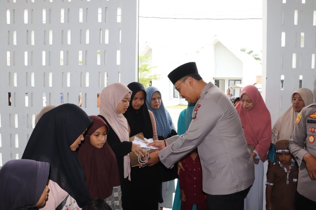 Kapolres Langkat Beri Santunan Anak Yatim