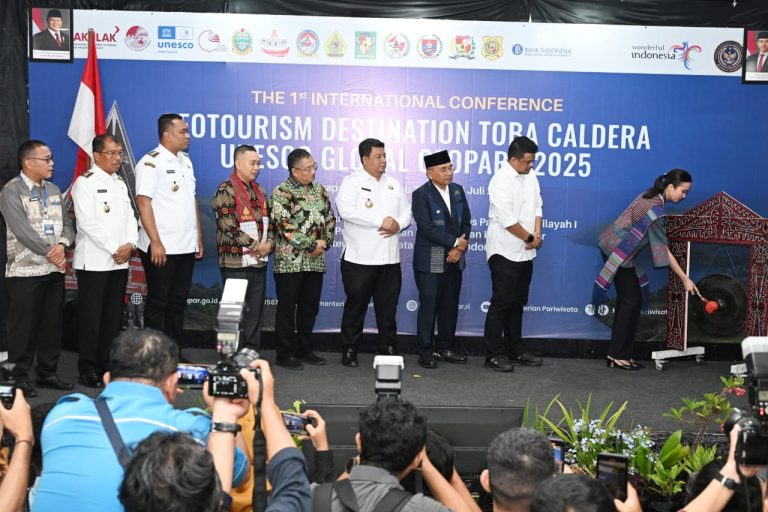 Menpar Buka Konferensi Internasional Pertama Destinasi Geowisata Kaldera Toba