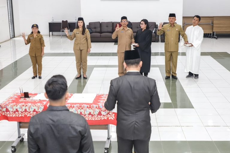Pejabat Administrator dan Pengawas Pemko Siantar Resmi Dilantik