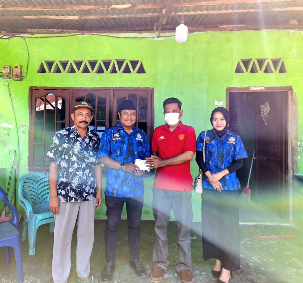 Ricky Anthony Beri Santunan Korban Meninggal Tertimpa Pohon di Alaun-alun Stabat