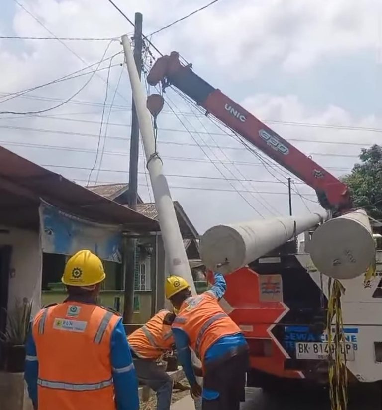 Ricky Anthony Realisasikan Tiang Listrik di Desa Karang Rejo