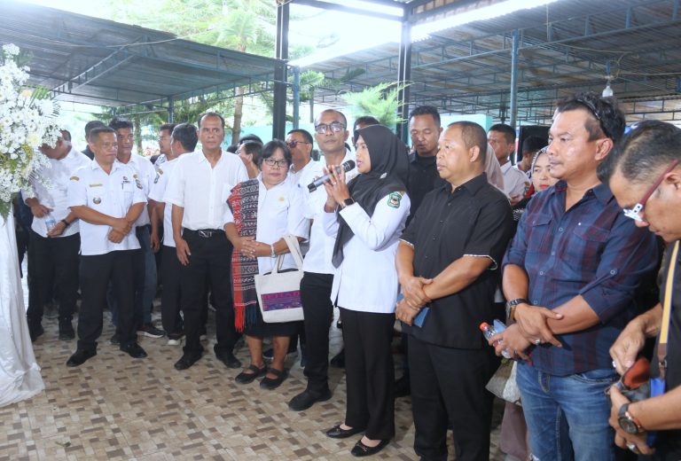 Walkot Wesly Melayat ke Rumah Duka Almarhumah Hendrayani M br Rajagukguk