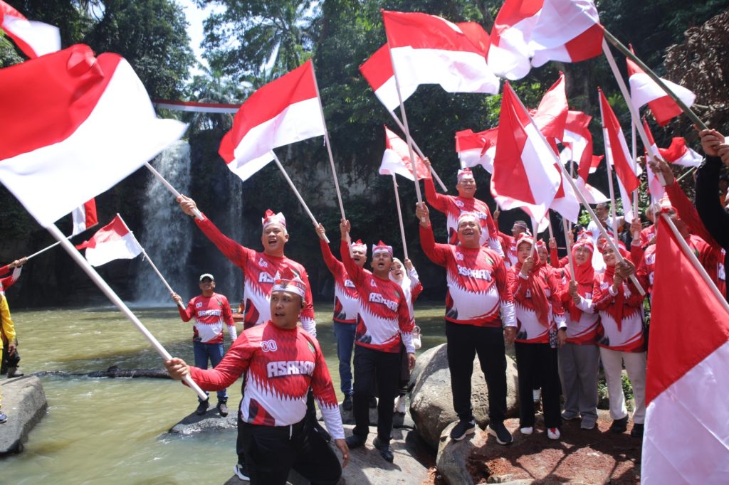 500 Bendera Merah Putih Berkibar Hiasi Wisata Air Terjun Monang-Monang