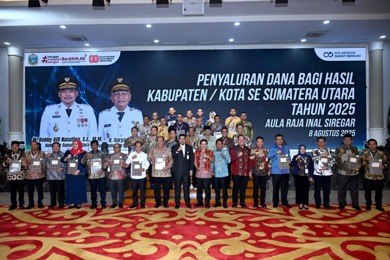 Bobby Nasution menyerahkan utang Dana Bagi Hasil (DBH) Pemprov Sumut