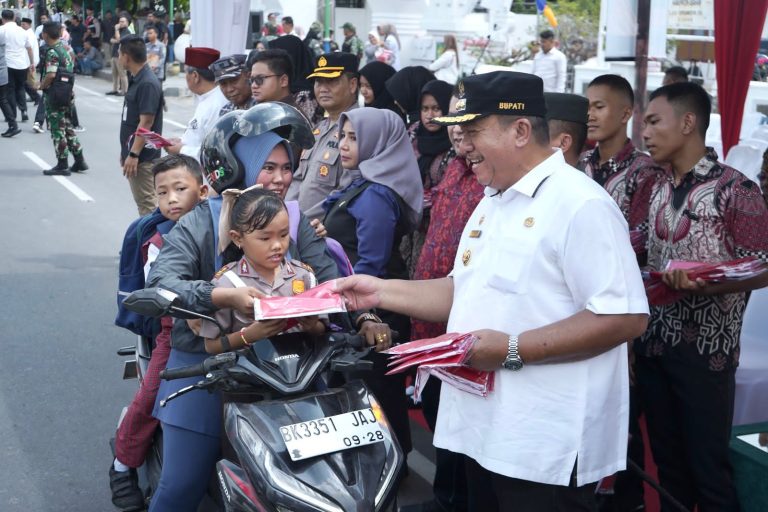 Bupati Asahan Bagi Bendera Merah Putih di Jalanan