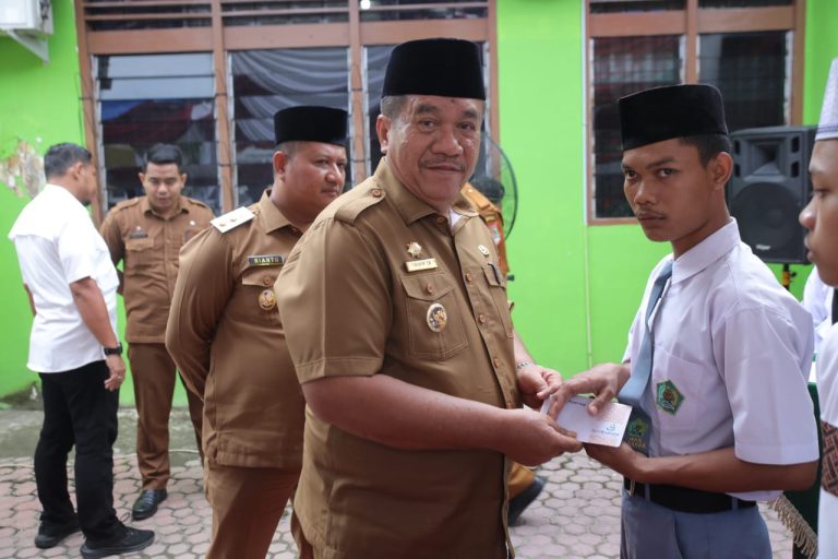 Bupati Taufik Apresiasi Gebyar Festival Lagu Kebangsaan Antar Guru Madrasah