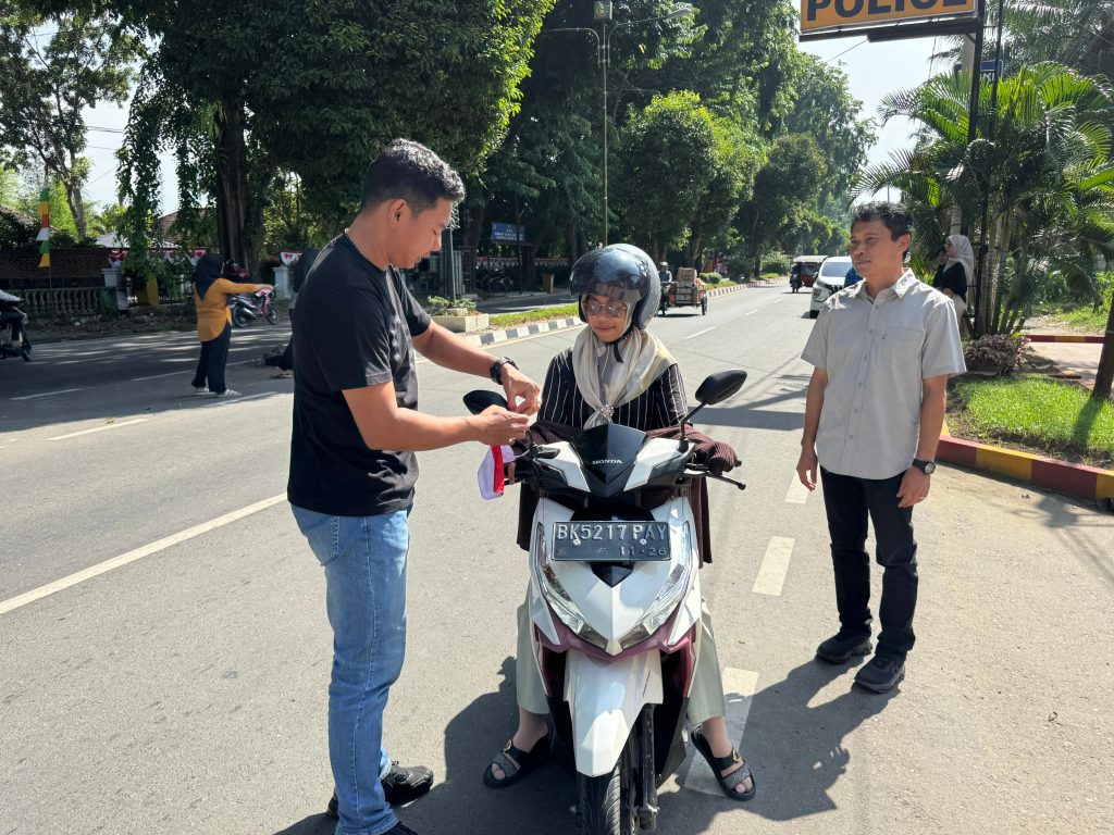 Intelkam Polres Langkat Ajak Warga Cintai NKRI Lewat Pembagian Bendera Merah Putih