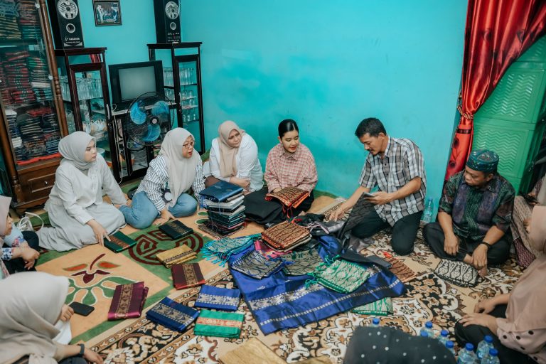Kahiyang Ayu Kunjungi Sentra Songket Silau Laut