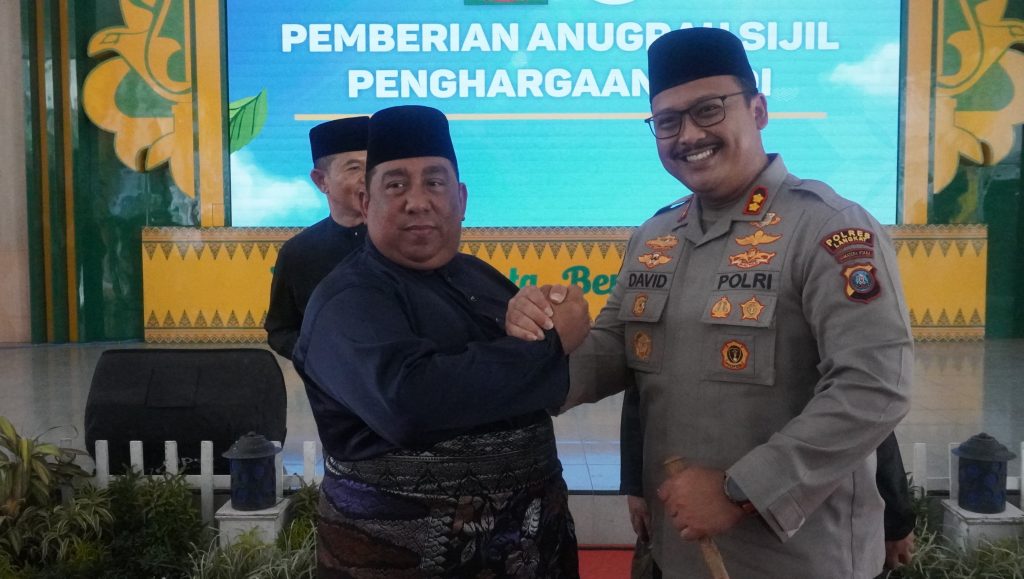 Kapolres Langkat Terima Penghargaan Tokoh Inspiratif dari Dunia Melayu Dunia Islam