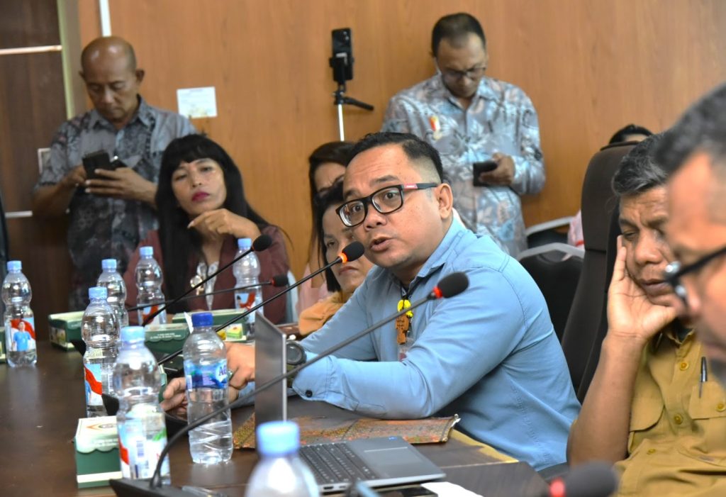 Komisi 2 DPR Medan Rapat Dengar Pendapat dengan Forum Guru Bersatu