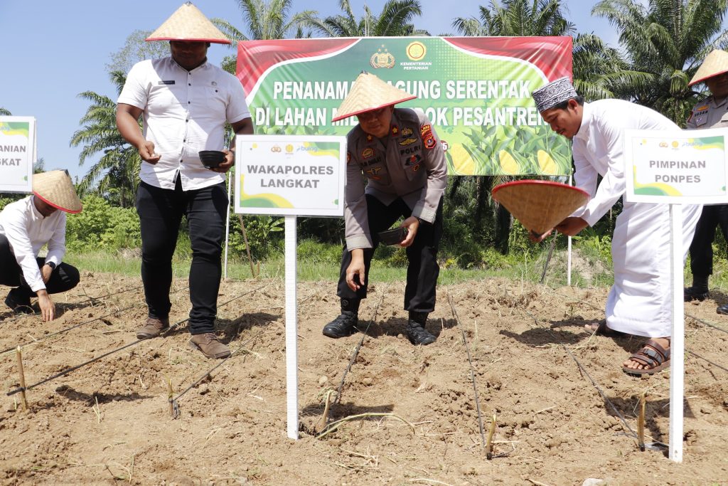Polres Langkat Lakukan Penanaman Jagung Serentak