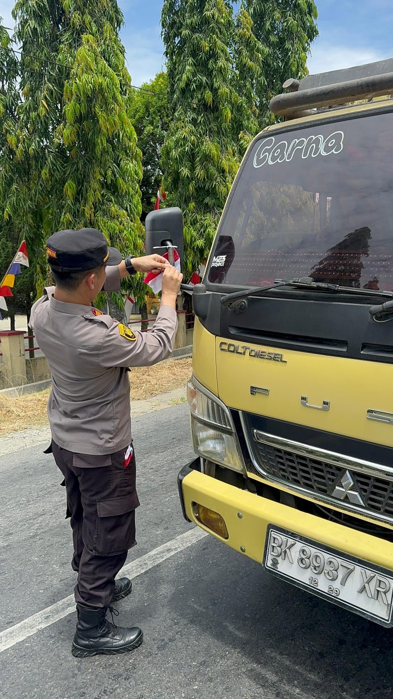 Polsek Padang Tualang Bagikan Bendera Merah Putih kepada Pengguna Jalan