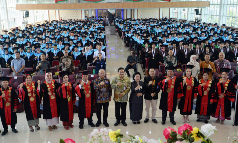 Sekdaprov Sumut pada acara wisuda USM