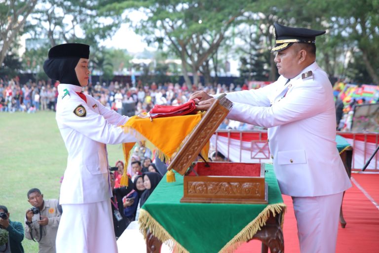 Wabup Rianto Pimpin Upacara Penurunan Bendera